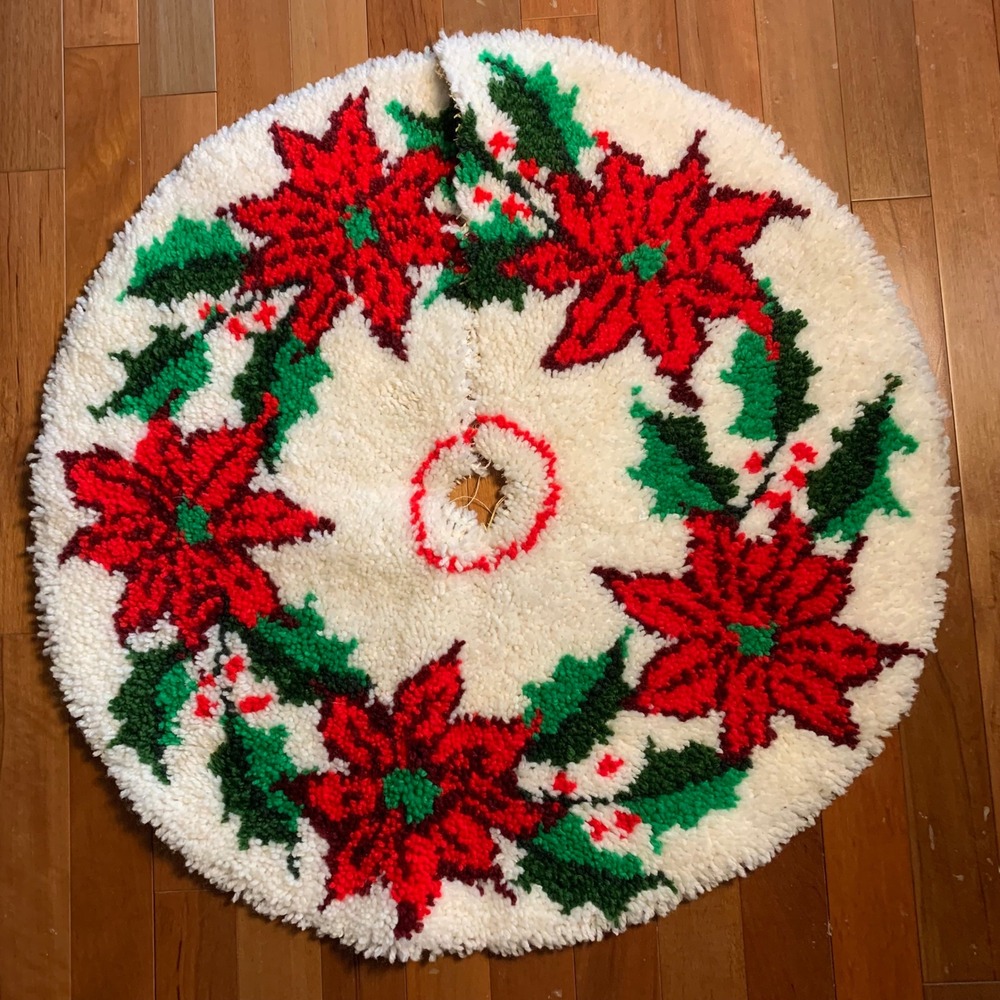Vintage Handmade Hook Rug Christmas Tree Skirt Poinsettia Holly 34" Round‎